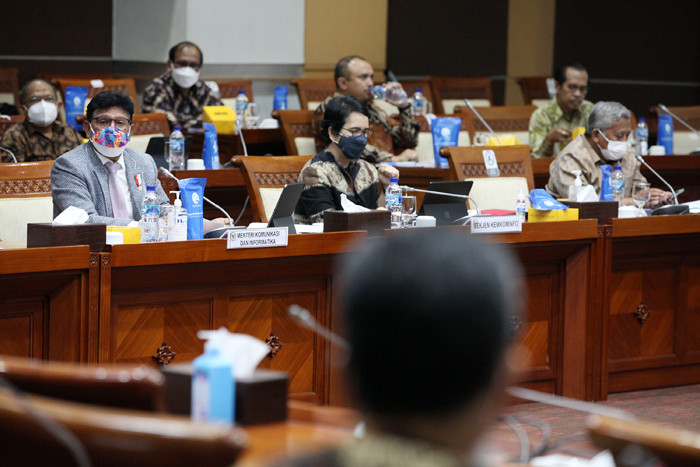 Menteri Komunikasi dan Informatika Johnny G Plate saat mengikuti Rapat Kerja dengan Komisi I DPR di Kompleks Parlemen Senayan, Jakarta, Rabu (22/9/2021).