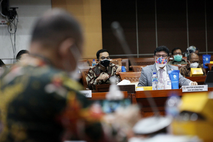 Menteri Komunikasi dan Informatika Johnny G Plate saat mengikuti Rapat Kerja dengan Komisi I DPR di Kompleks Parlemen Senayan, Jakarta, Rabu (22/9/2021).