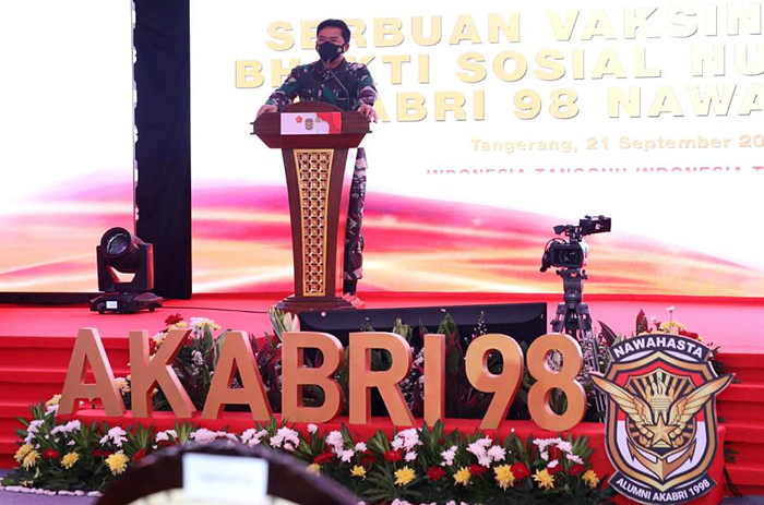 Panglima TNI Marsekal TNI Hadi Tjahjanto meninjau serbuan vaksinasi dan Bhakti Sosial Nusantara Akabri 98 Nawahasta di Tangerang, Banten, Selasa (21/9/2021).