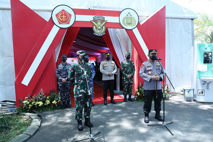 Panglima TNI Marsekal TNI Hadi Tjahjanto meninjau serbuan vaksinasi dan Bhakti Sosial Nusantara Akabri 98 Nawahasta di Tangerang, Banten, Selasa (21/9/2021).