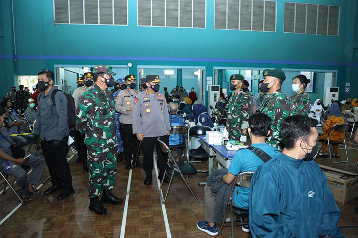 Panglima TNI Marsekal TNI Hadi Tjahjanto meninjau serbuan vaksinasi dan Bhakti Sosial Nusantara Akabri 98 Nawahasta di Tangerang, Banten, Selasa (21/9/2021).