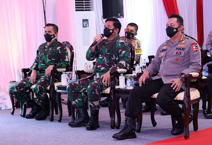Panglima TNI Marsekal TNI Hadi Tjahjanto meninjau serbuan vaksinasi dan Bhakti Sosial Nusantara Akabri 98 Nawahasta di Tangerang, Banten, Selasa (21/9/2021).