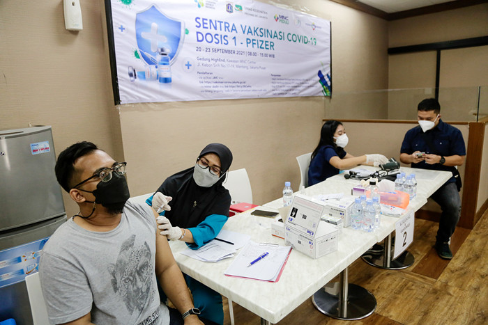 Vaksinator menyuntikkan vaksin Covid-19 kepada warga di Sentra Vaksinasi MNC Peduli di Gedung HighEnd, MNC Center, Kebon Sirih, Jakarta Pusat, Rabu (22/9/2021).