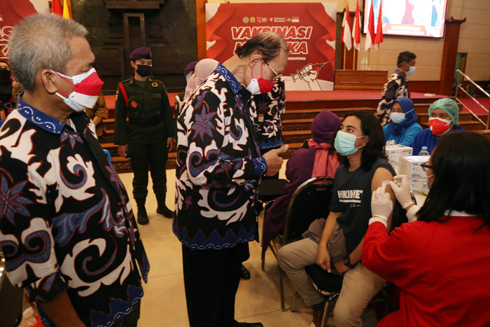 Vaksinasi merdeka serentak di Universitas Wijaya Kusuma Surabaya, Jawa Timur, Rabu (22/9/2021).