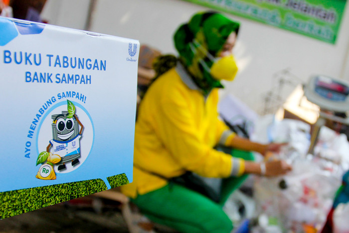 Warga mengumpulkan sampah yang akan dikonversi ke dalam buku tabungan di kawasan Jakarta Selatan, Selasa (21/9/2021).