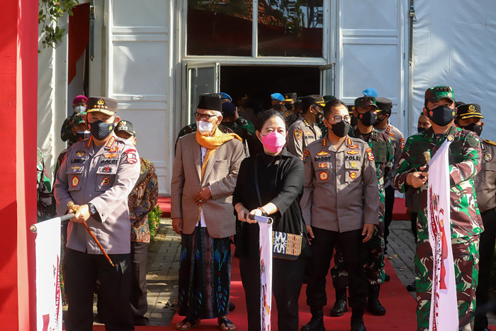 Launching transformasi digital UMKM Presisi, penyerahan bansos dan vaksinasi massal di SMKN 2 Tangerang, Banten, Kamis (23/9/2021).