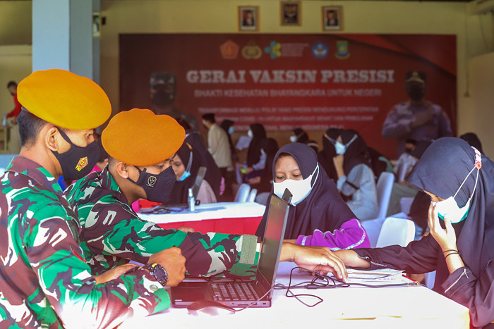 Launching transformasi digital UMKM Presisi, penyerahan bansos dan vaksinasi massal di SMKN 2 Tangerang, Banten, Kamis (23/9/2021).