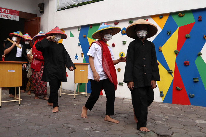 Pelajar sekolah karakter SD Muhammadiyah 24 Surabaya memainkan drama berkisah petani di halaman SD Muhammadiyah 24 Surabaya, Jawa Timur, Kamis (23/9/2021).