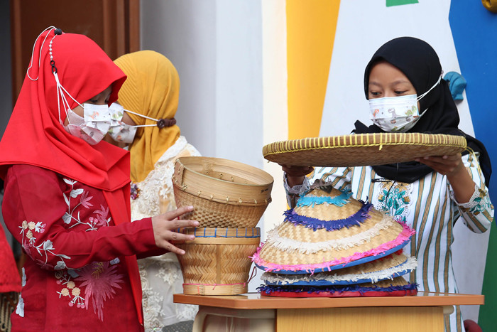 Pelajar sekolah karakter SD Muhammadiyah 24 Surabaya memainkan drama berkisah petani di halaman SD Muhammadiyah 24 Surabaya, Jawa Timur, Kamis (23/9/2021).