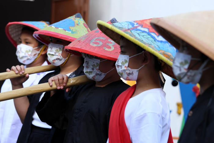 Pelajar sekolah karakter SD Muhammadiyah 24 Surabaya memainkan drama berkisah petani di halaman SD Muhammadiyah 24 Surabaya, Jawa Timur, Kamis (23/9/2021).
