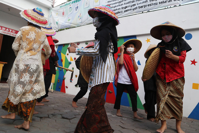 Pelajar sekolah karakter SD Muhammadiyah 24 Surabaya memainkan drama berkisah petani di halaman SD Muhammadiyah 24 Surabaya, Jawa Timur, Kamis (23/9/2021).