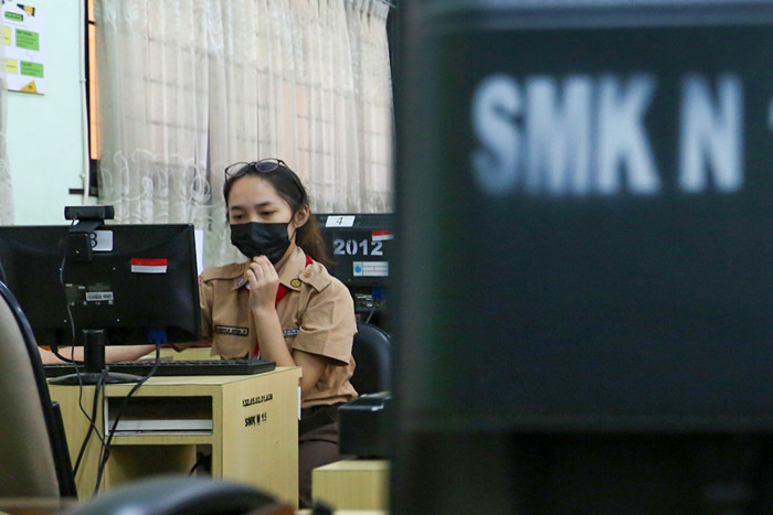Guru pengajar saat mengawasi pelaksanaan Asesmen Nasional Berbasis Komputer (ANBK) 2021 di SMK 15, Jakarta, Rabu (22/9/2021).