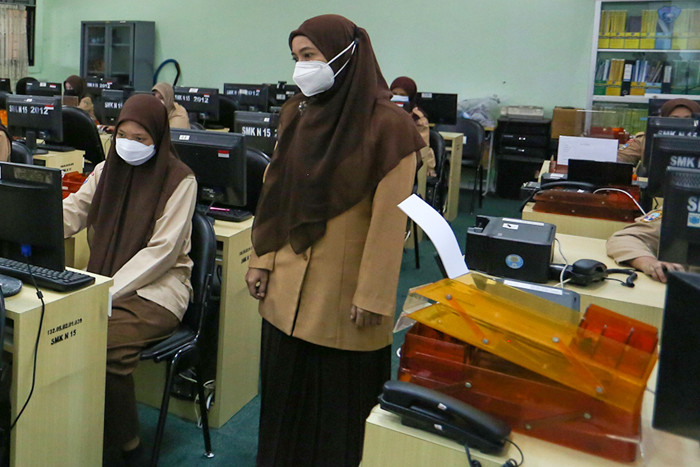 Guru pengajar saat mengawasi pelaksanaan Asesmen Nasional Berbasis Komputer (ANBK) 2021 di SMK 15, Jakarta, Rabu (22/9/2021).