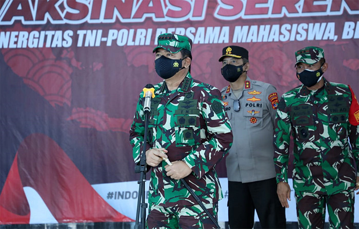 Panglima TNI Marsekal TNI Hadi Tjahjanto meninjau pelaksanaan Serbuan Vaksinasi Covid-19 di Universitas Islam Negeri, Lampung, Rabu (22/9/2021).