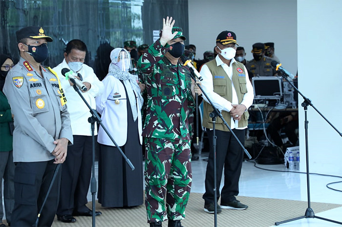 Panglima TNI Marsekal TNI Hadi Tjahjanto meninjau pelaksanaan Serbuan Vaksinasi Covid-19 di Universitas Islam Negeri, Lampung, Rabu (22/9/2021).