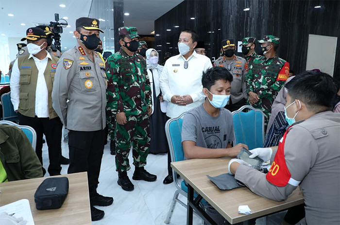 Panglima TNI Marsekal TNI Hadi Tjahjanto meninjau pelaksanaan Serbuan Vaksinasi Covid-19 di Universitas Islam Negeri, Lampung, Rabu (22/9/2021).