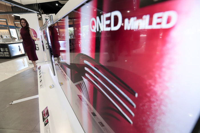 Model mencoba QNED Mini LED TV di Jakarta, Kamis (23/9/2021).