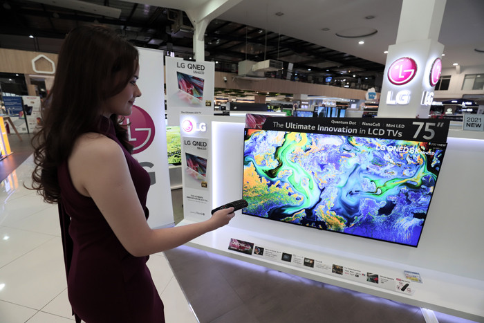 Model mencoba QNED Mini LED TV di Jakarta, Kamis (23/9/2021).