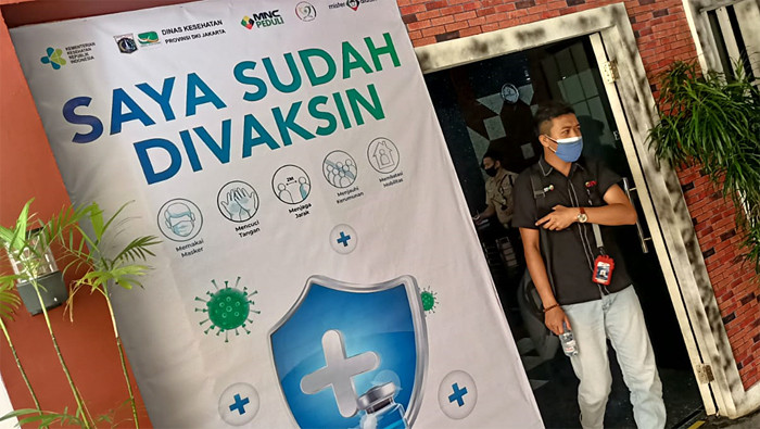 Vaksinator menyuntikkan vaksin Covid-19 kepada warga di Sentra Vaksinasi MNC Peduli di Jakarta, Kamis (23/9/2021).