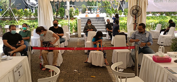 Vaksinator menyuntikkan vaksin Covid-19 kepada warga di Sentra Vaksinasi MNC Peduli di Jakarta, Kamis (23/9/2021).