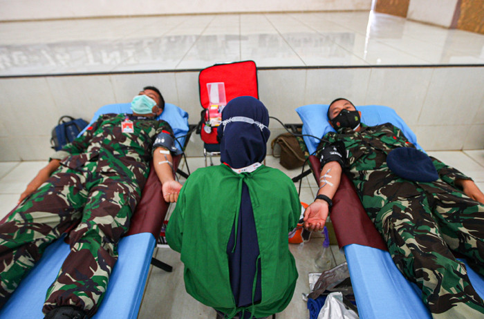 Antusiasme anggota TNI AU mengikuti donor darah dalam rangka menyambut HUT TNI ke-76 di Gedung Graha Dirgantara, Jakarta, Jumat (24/9/2021).