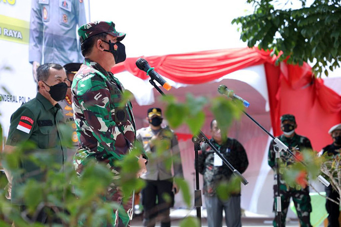 Panglima TNI Marsekal TNI Hadi Tjahjanto meninjau percepatan vaksinasi di SMPN 9 Pekanbaru, Kamis (23/9/2021).