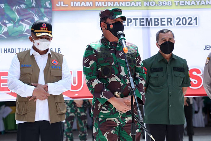 Panglima TNI Marsekal TNI Hadi Tjahjanto meninjau percepatan vaksinasi di SMPN 9 Pekanbaru, Kamis (23/9/2021).