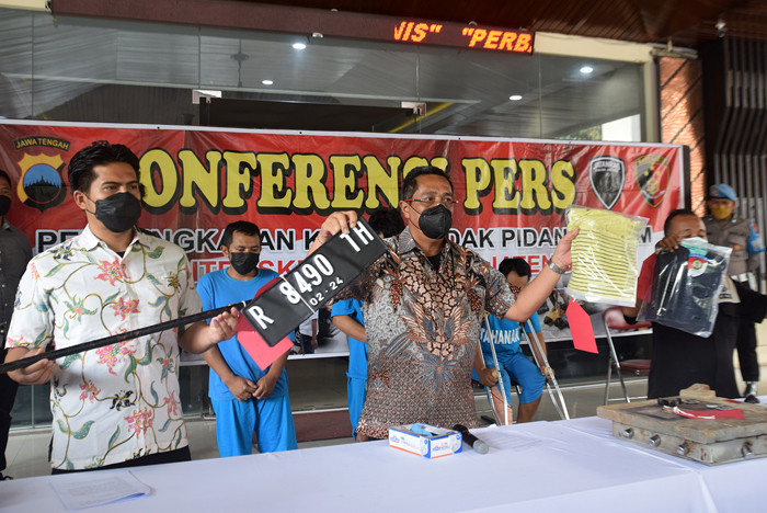 Ketiga pelaku merupakan residivis berbagai kasus pidana yang bertemu karena berasal dari tempat tinggal yang sama.
