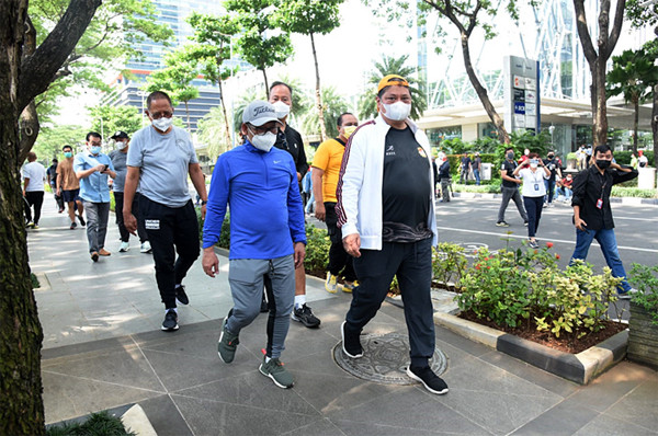 Ketua Umum Partai Golkar Airlangga Hartarto bersama Ketua Umum PKB Muhaimin Iskandar saat jalan santai di kawasan SCBD, Jakarta, Sabtu (25/9/2021).