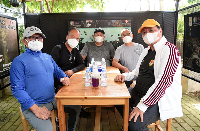 Ketua Umum Partai Golkar Airlangga Hartarto bersama Ketua Umum PKB Muhaimin Iskandar saat jalan santai di kawasan SCBD, Jakarta, Sabtu (25/9/2021).