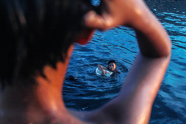 Sejumlah anak-anak sedang berenang di tepi laut Cilincing, Jakarta Utara, Jumat (24/9/2021).