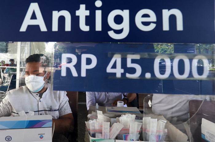 Calon penumpang KA melakukan rapid test antigen sebelum melakukan perjalanan di Stasiun Gambir, Jakarta Pusat, Jumat (24/9/2021).