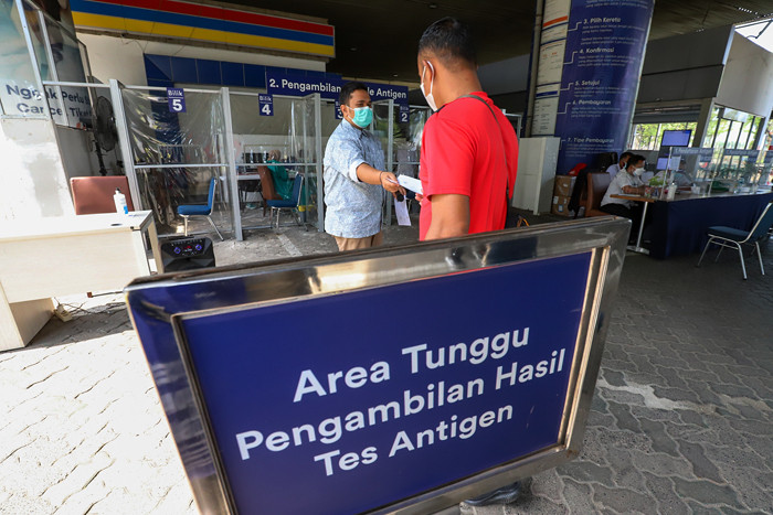 Calon penumpang KA melakukan rapid test antigen sebelum melakukan perjalanan di Stasiun Gambir, Jakarta Pusat, Jumat (24/9/2021).