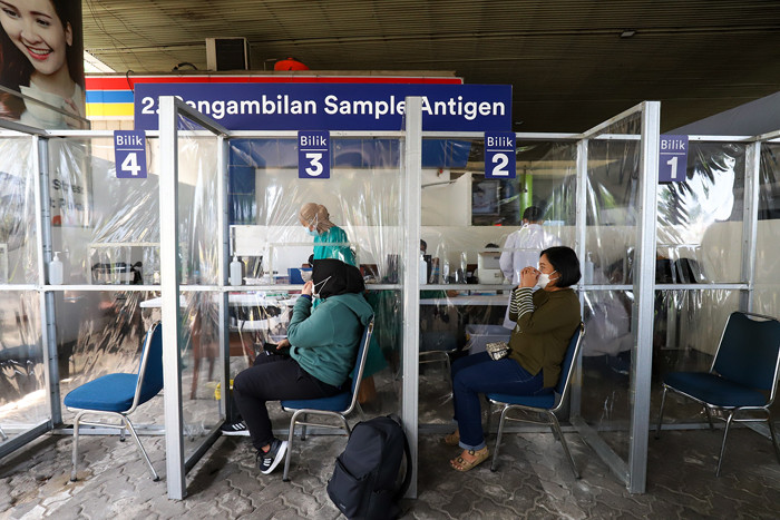 Calon penumpang KA melakukan rapid test antigen sebelum melakukan perjalanan di Stasiun Gambir, Jakarta Pusat, Jumat (24/9/2021).