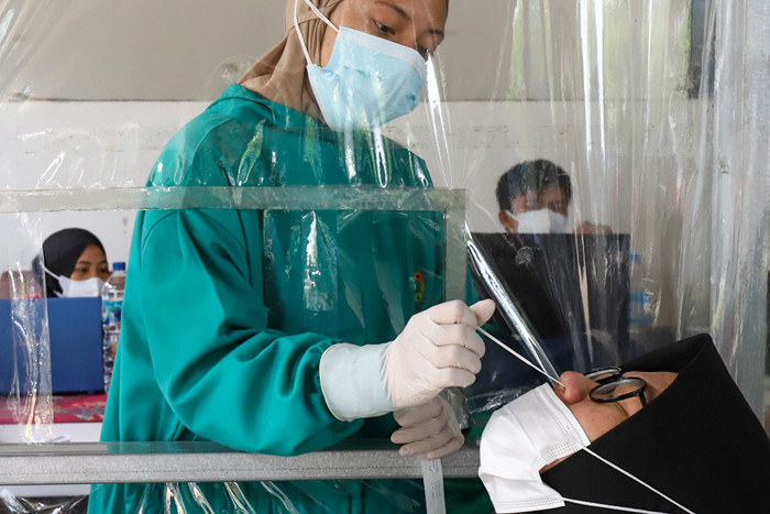Calon penumpang KA melakukan rapid test antigen sebelum melakukan perjalanan di Stasiun Gambir, Jakarta Pusat, Jumat (24/9/2021).
