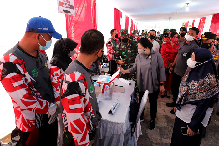 Ketua DPR Puan Maharani berbincang dengan warga saat meninjau vaksinasi Covid-19 di kawasan Kelurahan Tanah Sereal, Tambora, Jakarta, Sabtu (25/9/2021).