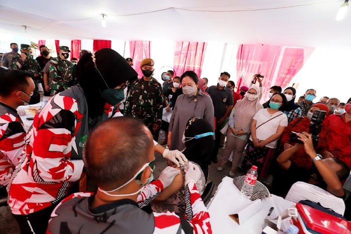 Ketua DPR Puan Maharani berbincang dengan warga saat meninjau vaksinasi Covid-19 di kawasan Kelurahan Tanah Sereal, Tambora, Jakarta, Sabtu (25/9/2021).
