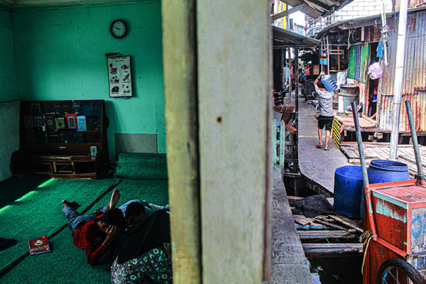 Warga melakukan aktivitas di Kampung Apung, Jakarta Barat, Jumat (24/9/2021).