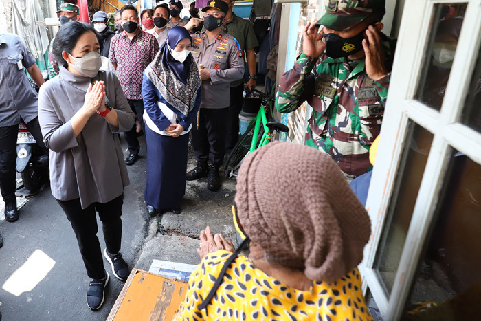 Ketua DPR Puan Maharani berbincang dengan warga di kawasan permukiman padat penduduk Tanah Sereal, Tambora, Jakarta, Sabtu (25/9/2021).