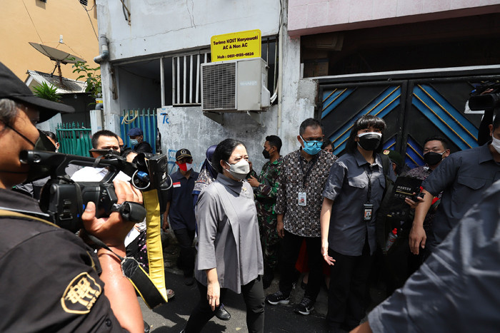Ketua DPR Puan Maharani berbincang dengan warga di kawasan permukiman padat penduduk Tanah Sereal, Tambora, Jakarta, Sabtu (25/9/2021).