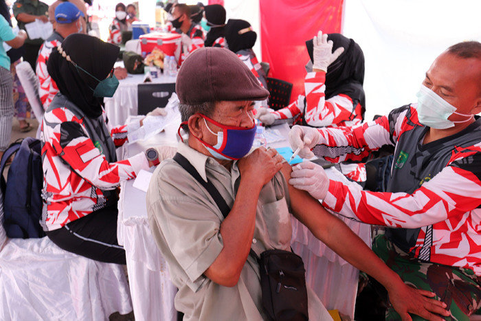 Sejumlah warga antre saat mengikuti vaksinasi Covid-19 di kawasan Kelurahan Tanah Sereal, Tambora, Jakarta, Sabtu (25/9/2021).