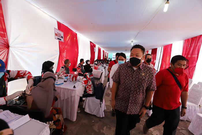 Wakil Ketua Komisi IX DPR RI Charles Honoris meninjau jalannya proses vaksinasi Covid-19 di kawasan Kelurahan Tanah Sereal, Tambora, Jakarta, Sabtu (25/9/2021).