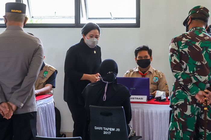 Pelaksanaan vaksinasi Covid-19 bagi 1.000 warga di permukiman padat penduduk, Tegal Alur, Kalideres, Jakarta Barat, Minggu (26/9/2021).