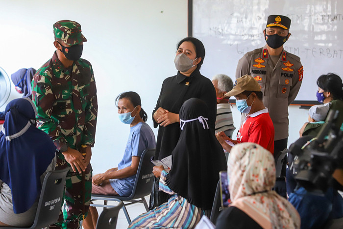 Pelaksanaan vaksinasi Covid-19 bagi 1.000 warga di permukiman padat penduduk, Tegal Alur, Kalideres, Jakarta Barat, Minggu (26/9/2021).