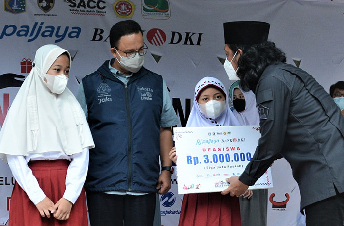 Santunan dan beasiswa secara simbolis bagi 45 orang Anak Yatim Piatu & Keluarga Korban Covid-19 di SMPN 298, Jakarta Utara, Minggu (26/9/2021).