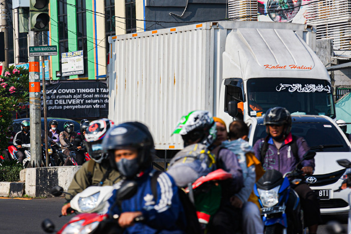Suasana lalu lintas di Jalan Margonda Raya Depok, Jawa Barat, Senin (27/9/2021).