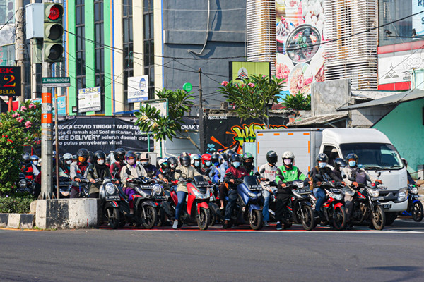 Suasana lalu lintas di Jalan Margonda Raya Depok, Jawa Barat, Senin (27/9/2021).