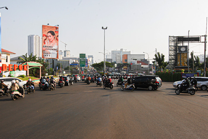 Suasana lalu lintas di Jalan Margonda Raya Depok, Jawa Barat, Senin (27/9/2021).