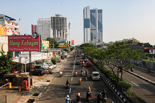 Suasana lalu lintas di Jalan Margonda Raya Depok, Jawa Barat, Senin (27/9/2021).