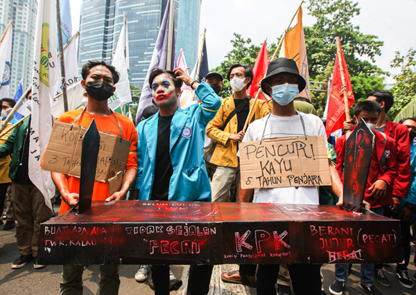 Ratusan mahasiswa menggelar aksi demo di depan Gedung Merah Putih KPK, Jakarta, Senin (27/9/2021).